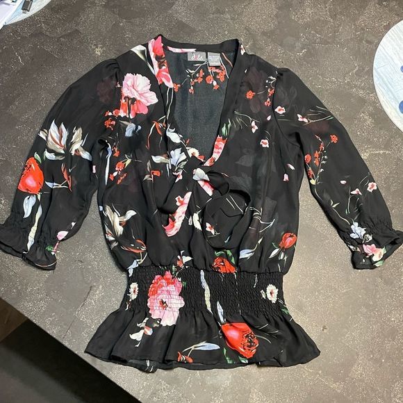 🌹🌺 Floral Blouse 🌺🌹 - Picture 5 of 10